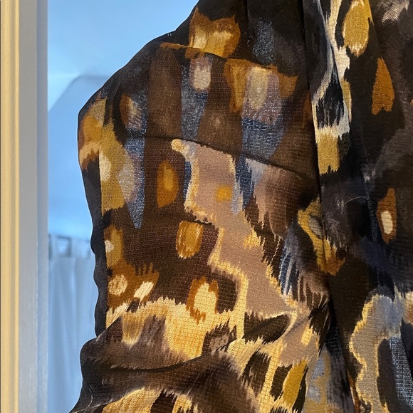 Karen Kane Blouse fits from small to large - Picture 4 of 6